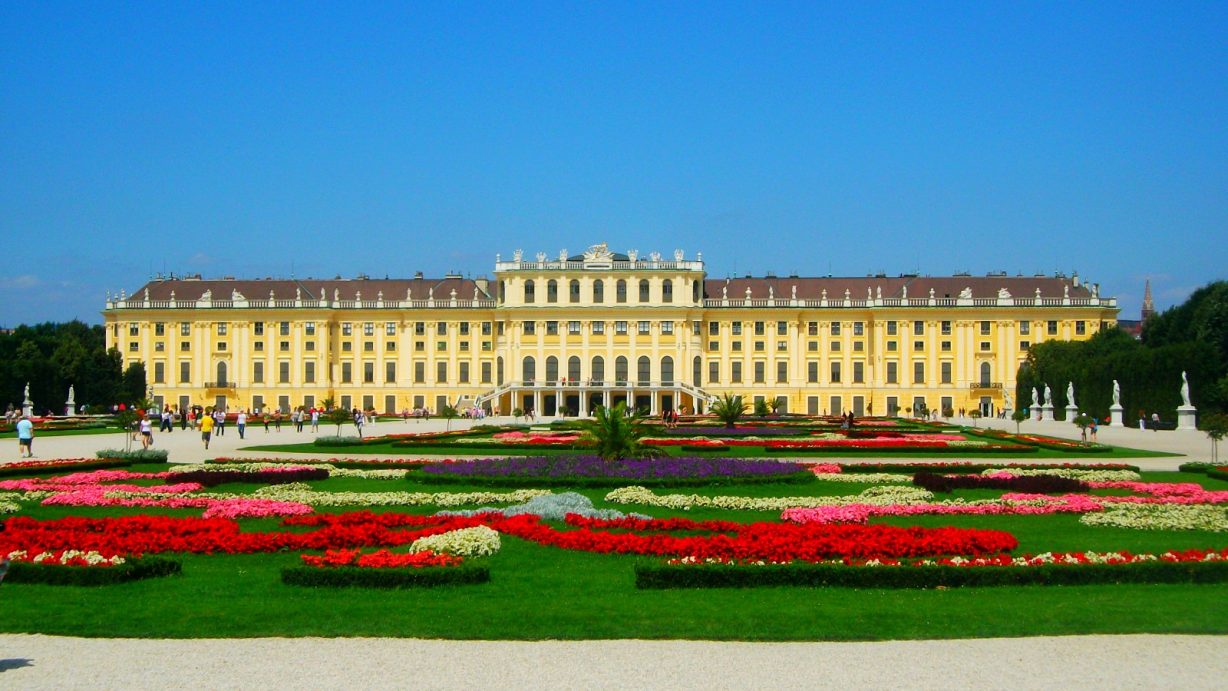 Schönbrunn_Palace_01