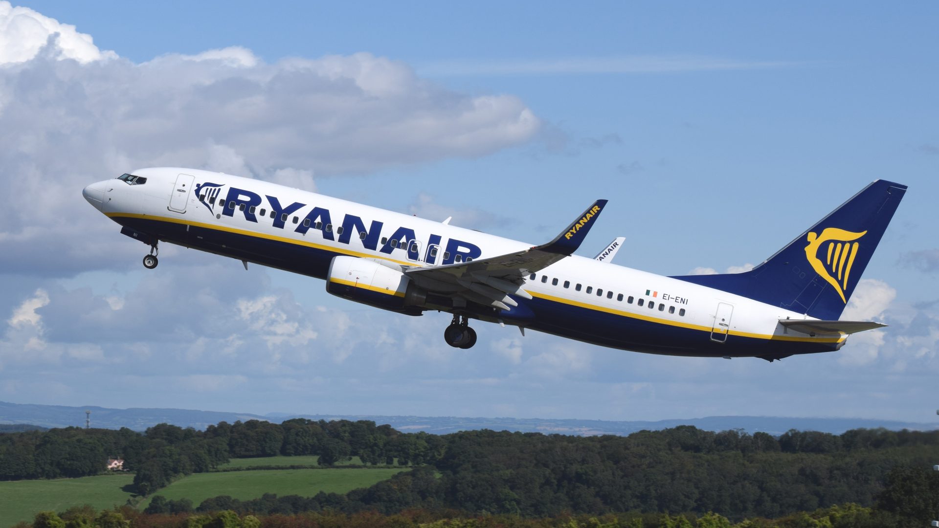 Ryanair_Boeing_737_(EI-ENI)_departs_Bristol_Airport_23September2014_arp